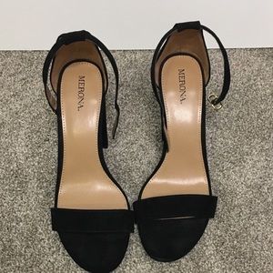 Size 8.5. Black pumps